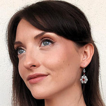 Carica l'immagine nel visualizzatore di Gallery, Orecchini particolari di perle bianche e cristalli indossati