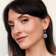 Carica l'immagine nel visualizzatore di Gallery, Orecchini particolari fatti a mano con perle e cristalli