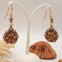Carica l'immagine nel visualizzatore di Gallery, Orecchini con chaton topazio, crislli e perle oro vintage