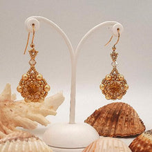 Carica l'immagine nel visualizzatore di Gallery, Orecchini particolari con chaton topazio, cristalli e perle Swarovski