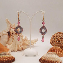 Carica l'immagine nel visualizzatore di Gallery, Orecchini con cristalli austriaci rosa e perline di vetro