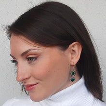 Carica l'immagine nel visualizzatore di Gallery, Orecchini con cuore di cristallo verde smeraldo