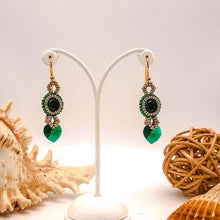 Carica l'immagine nel visualizzatore di Gallery, Orecchini con chaton di cristallo Swarovski e perline
