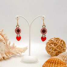 Carica l'immagine nel visualizzatore di Gallery, Orecchini con cuore di cristallo Swarovski rosso