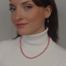 Carica l'immagine nel visualizzatore di Gallery, Parure Collana e Orecchini di Perle di Quarzo Calcedonio Rosa e Cristalli | modello "California" - EclipseArtGallery Gioielli