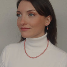 Carica l'immagine nel visualizzatore di Gallery, Parure Collana e Orecchini di Perle di Quarzo Calcedonio Rosa e Cristalli | modello "California" - EclipseArtGallery Gioielli