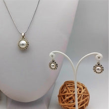 Carica l'immagine nel visualizzatore di Gallery, Parure di collana ed orecchini in argento con perle bianche incastonate con perline di vetro