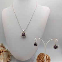 Carica l'immagine nel visualizzatore di Gallery, Parure di collana ed orecchini in argento con perle burgundy incastonate con perline di vetro