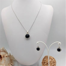 Carica l'immagine nel visualizzatore di Gallery, Parure di collana ed orecchini in argento con perle nere incastonate con perline di vetro
