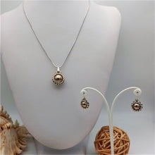 Carica l'immagine nel visualizzatore di Gallery, Parure di collana ed orecchini in argento con perle oro incastonate con perline di vetro