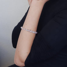 Carica l'immagine nel visualizzatore di Gallery,  Bracciale di quarzo rosa con rondelle Swarovski indossato
