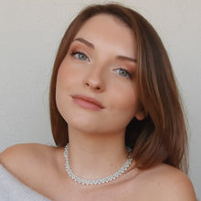 Carica l'immagine nel visualizzatore di Gallery, girocollo di perle indossato