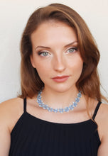 Carica l'immagine nel visualizzatore di Gallery, Collana aderente al collo con cristalli e argento indossata