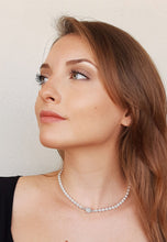 Carica l'immagine nel visualizzatore di Gallery, Collana di perle bianche alta bigiotteria "Monaco" a girocollo con strass indossata