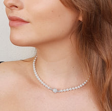 Carica l'immagine nel visualizzatore di Gallery, Collana di perle alta bigiotteria "Monaco" a girocollo con strass indossata