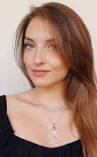 Carica l'immagine nel visualizzatore di Gallery, Collana Luna di argento con ciondolo di cristallo indossata