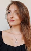 Carica l'immagine nel visualizzatore di Gallery, Collana Luna di argento con ciondolo di cristallo indossata