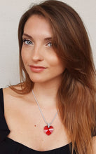 Carica l'immagine nel visualizzatore di Gallery, Collana con ciondolo a cuore rosso e argento 925 modello Verona indossata