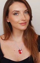 Carica l'immagine nel visualizzatore di Gallery, Collana con ciondolo a cuore rosso e argento 925 indossata