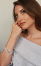 Carica l'immagine nel visualizzatore di Gallery, Braccialetto di perle bianche e cristallo a triplo filo