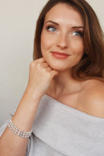 Carica l'immagine nel visualizzatore di Gallery, Bracciale triplo di perle bianche con cristalli personalizzabile