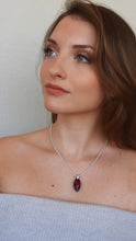 Carica l'immagine nel visualizzatore di Gallery, Collana con cristallo Swarovski indossata, con argento 925 e ciondolo