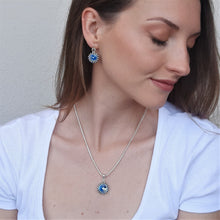 Carica l'immagine nel visualizzatore di Gallery, Parure di orecchini e collana di argento con punto luce di cristallo
