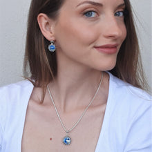 Carica l'immagine nel visualizzatore di Gallery, Parure di collana e orecchini abbinati indossato