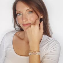 Carica l'immagine nel visualizzatore di Gallery, Bracciale di perline  realizzato al telaio con braccialetto rosa