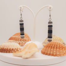 Carica l'immagine nel visualizzatore di Gallery, Orecchini "Lumi Lines" tubolari, moderni e minimalisti - EclipseArtGallery Gioielli