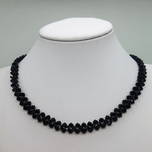 Carica l'immagine nel visualizzatore di Gallery, Collana a girocollo di cristalli e argento 925