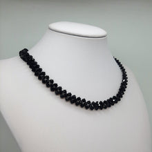 Carica l'immagine nel visualizzatore di Gallery, Collana elegante a girocollo di cristalli neri e argento 925