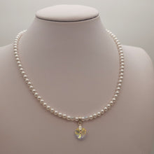 Carica l'immagine nel visualizzatore di Gallery, Collana "Wattens" di Perle con Ciondolo di Cristallo di vari colori, fatta a mano - EclipseArtGallery Gioielli