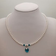 Carica l'immagine nel visualizzatore di Gallery, Collana "Wattens" di Perle con Ciondolo di Cristallo di vari colori, fatta a mano - EclipseArtGallery Gioielli