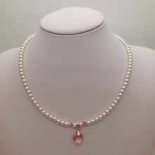 Carica l'immagine nel visualizzatore di Gallery, Collana "Wattens" di Perle con Ciondolo di Cristallo di vari colori, fatta a mano - EclipseArtGallery Gioielli