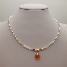 Carica l'immagine nel visualizzatore di Gallery, Collana "Wattens" di Perle con Ciondolo di Cristallo di vari colori, fatta a mano - EclipseArtGallery Gioielli