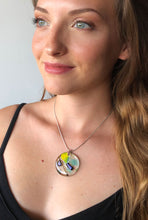 Carica l'immagine nel visualizzatore di Gallery, Collana "Copenhagen" in argento con ciondolo circolo in vetro fuso - EclipseArtGallery Gioielli