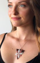Carica l'immagine nel visualizzatore di Gallery, Collana "Palma" di argento con ciondolo in vetro fuso punti di luce - EclipseArtGallery Gioielli