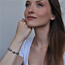 Carica l'immagine nel visualizzatore di Gallery, Bracciale con perle di vetro di Boemia con chiusura cabochon