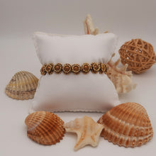 Carica l'immagine nel visualizzatore di Gallery, bracciale di perle di vetro pressato di Boemia oro