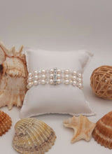 Carica l'immagine nel visualizzatore di Gallery, Bracciale di Perle Bianche e Cristalli - EclipseArtGallery Gioielli