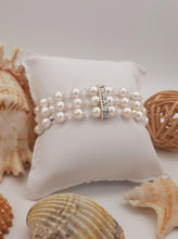 Carica l'immagine nel visualizzatore di Gallery, Bracciale di Perle Bianche e Cristalli - EclipseArtGallery Gioielli