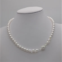 Carica l'immagine nel visualizzatore di Gallery, Collana girocollo di lusso, con perle Swarovski bianche e rondellle di cristallo