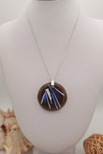 Carica l'immagine nel visualizzatore di Gallery, Collana "Copenhagen" in argento con ciondolo circolo in vetro fuso - EclipseArtGallery Gioielli