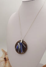 Carica l'immagine nel visualizzatore di Gallery, Collana "Copenhagen" in argento con ciondolo circolo in vetro fuso - EclipseArtGallery Gioielli