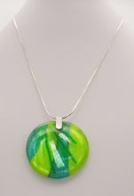 Carica l'immagine nel visualizzatore di Gallery, Collana "Copenhagen" in argento con ciondolo circolo in vetro fuso - EclipseArtGallery Gioielli
