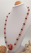 Carica l'immagine nel visualizzatore di Gallery, Collana con cristalli colorati, perle e ciondolo in vetrofusione
