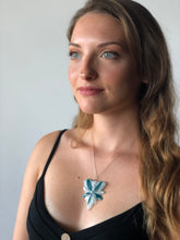 Carica l'immagine nel visualizzatore di Gallery, Collana "Palma" di argento con ciondolo in vetro fuso punti di luce - eclipseartgallery-gioielli