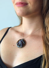 Carica l'immagine nel visualizzatore di Gallery, Collana "Copenhagen" in argento con ciondolo circolo in vetro fuso - EclipseArtGallery Gioielli