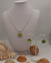 Carica l'immagine nel visualizzatore di Gallery, Completo di collana e orecchini con ciondolo di cristallo